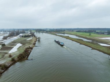 Hollanda 'daki IJssel Nehri' nde kargo gemisi.