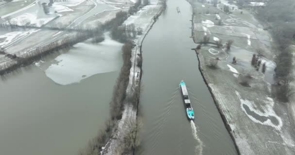 冬季风景中货轮在河上的航拍 — 图库视频影像