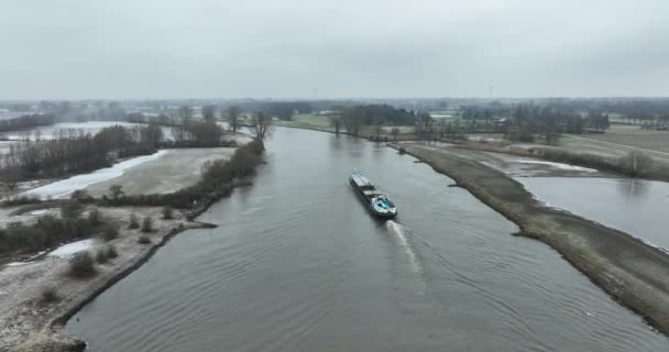 冬季风景中货轮在河上的航拍 — 图库视频影像