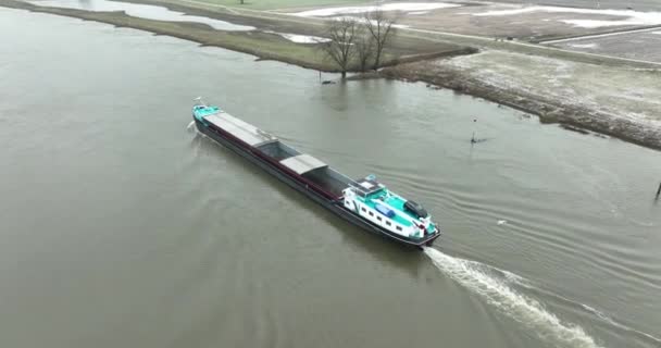 Luftaufnahmen Eines Frachtschiffs Auf Einem Fluss Winterlicher Landschaft — Stockvideo