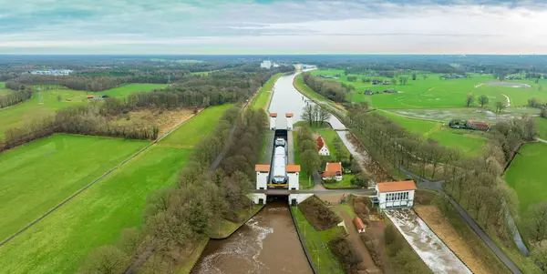 Luftaufnahme Eines Schiffes Der Schleuse Wiene Twente Kanal Niederlande Überbrückt — Stockfoto