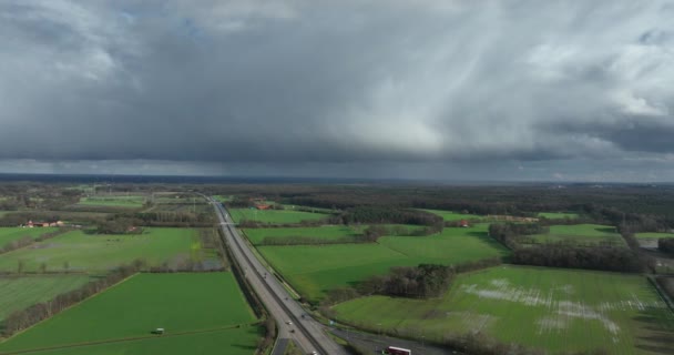 Luchtfoto Van Regenwolken Die Duitse E30 Wegrijden Hieronder Ziet Parkeerplaats — Stockvideo