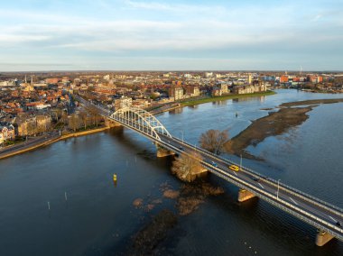Deventer, Hollanda 'daki IJssel nehri üzerindeki Wilhelmina Köprüsü