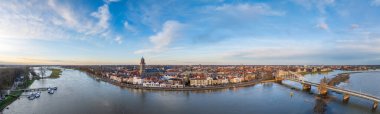 Hollanda 'nın Deventer şehrinin IJssel nehri boyunca çekilen panoramik görüntüsü..