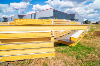 Bir inşaat sahasında izolasyon malzemesi yığını.