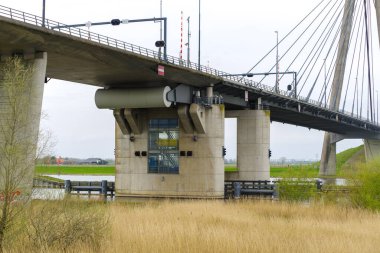Ada köprüsü (Hollanda dilinde Eiland brug). 14 metrelik bir alt geçidi olan kablo destekli bir köprü..