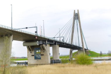 Ada köprüsü (Hollanda dilinde Eiland brug). 14 metrelik bir alt geçidi olan kablo destekli bir köprü..