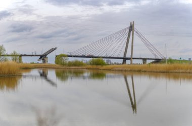 Ada köprüsü (Hollanda dilinde Eiland brug). 14 metrelik bir alt geçidi olan kablo destekli bir köprü..