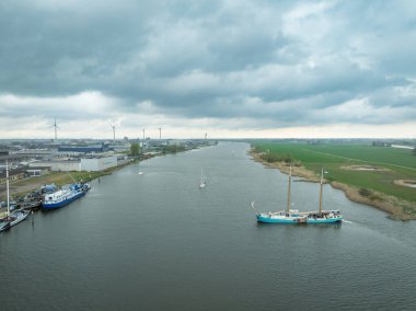 KAMPEN, NETHERLANDS - 30 Mart 2024: yelkenli yelkenli yelkenli IJssel nehrinde dönüyor. Gemi 1903 yılında inşa edilmiştir ve uzunluğu 42 metredir..