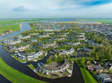Çağdaş bir yerleşim bölgesinin havadan görünüşü.