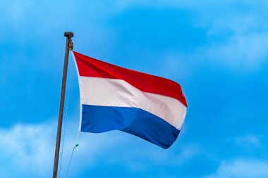 rüzgarda sallayarak Hollanda bayrağı