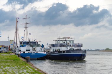 KAMPEN, NETHERLANDS - 30 Mart 2024: Yelkenli Kampen sırasında IJssel nehrinde yelkenli gezisi, Paskalya haftasonu boyunca büyük bir etkinlik.