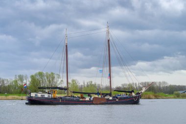 KAMPEN, NETHERLANDS - 30 Mart 2024: Yelkenli Kampen sırasında IJssel nehrinde yelkenli gezisi, Paskalya haftasonu boyunca büyük bir etkinlik.