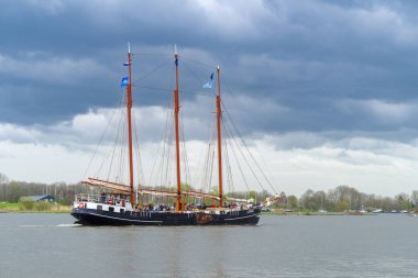 KAMPEN, NETHERLANDS - 30 Mart 2024: Yelkenli Kampen sırasında IJssel nehrinde yelkenli gezisi, Paskalya haftasonu boyunca büyük bir etkinlik.