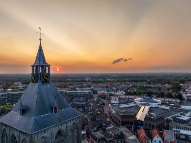 Hollanda, Oldenzaal 'da gün batımında St Plechelmus Bazilikası' nın gökyüzü manzarası 