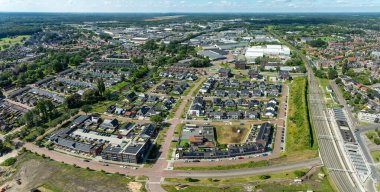 Hollanda 'da yeni inşa edilmiş bir yerleşim alanının hava görüntüsü