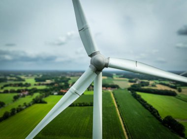 Kırsal alandaki bazı rüzgar türbinlerinin hava görüntüsü