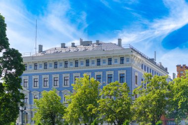 Riga, Letonya 'nın merkezindeki büyük mavi apartman.