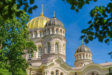 Riga, Letonya 'daki doğum katedralinin altın çatısı. 