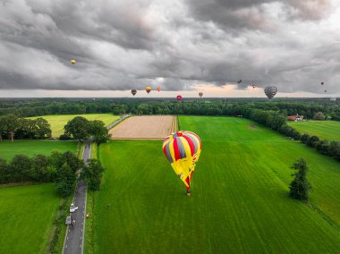DE LUTTE, NETHERLANDS - 23 Ağustos 2024: Geleneksel Twente Balon Festivali sırasında bir sıcak hava balonunun havadan görünüşü
