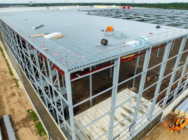 ALMELO, NETHERLANDS - 31 AĞUSTOS 2024: devasa yeni bir deponun havadan görüntüsü.