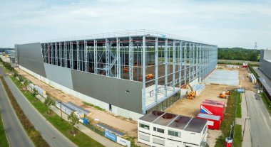 ALMELO, NETHERLANDS - 31 AĞUSTOS 2024: devasa yeni bir deponun havadan görüntüsü.
