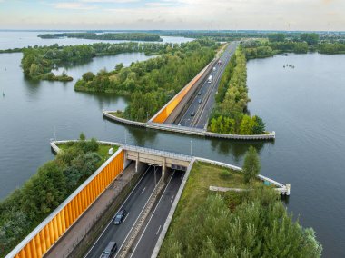 Hollanda, Harderwijk yakınlarındaki Veluwe Gölü 'nün havadan görünüşü. 2003 yılında açıldı ve Veluwe Gölü ile Wolderwijd 'i birbirine bağladı..