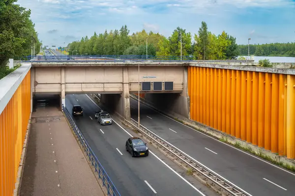 HARDERWIJK, NETHERLANDS - 7 Eylül 2024: Hollanda, Harderwijk yakınlarındaki Veluwe Gölü su kanalının görüntüsü. 2003 yılında açıldı ve Veluwe Gölü ile Wolderwijd 'i birbirine bağladı..