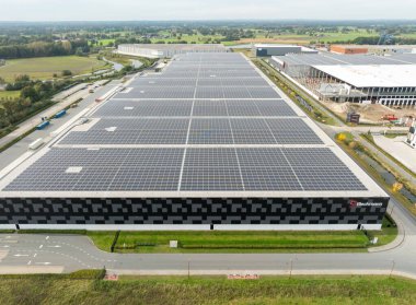 ALMELO, NETHERLANDS - 12 Ekim 2024: Bazı muazzam yeni inşa edilmiş modern deponun dış görünüşü