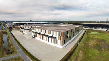 ALMELO, NETHERLANDS - 12 Ekim 2024: Bazı muazzam yeni inşa edilmiş modern deponun dış görünüşü