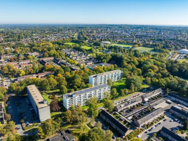 Hollanda 'da birkaç apartmanı olan bir yerleşim bölgesinin havadan görüntüsü.