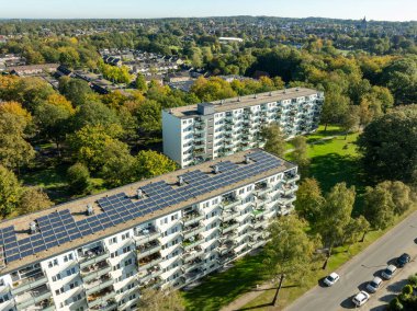 Hollanda 'da birkaç apartmanı olan bir yerleşim bölgesinin havadan görüntüsü.