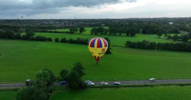 OLDENZAAL, NETHERLANDS - 21 Ağustos 2024: Geleneksel Twente Balon Festivali sırasında renkli sıcak hava balonlarının hava görüntüleri.