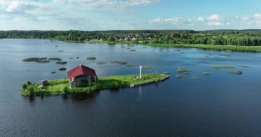 St. Meinard adasındaki Ikskile kilisesi kalıntıları. Riga 1201 'de kurulana kadar kilise 1879-1881 yılları arasında tamamen yeniden inşa edilen ve 1916' da yıkılan Livonia Piskoposu 'nun merkeziydi..