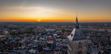 Hollanda, Oldenzaal 'daki Plechelmus Bazilikası' nın akşam manzarası