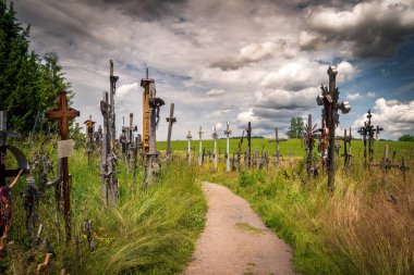 Haçlar Tepesi, çeşitli şekil ve boyutlarda 200.000 haçla kaplı eşsiz bir sakral alandır. Burası Papa 2. John Paul ve diğer inananların ziyaret ettiği hac ve namazın mekanıdır..
