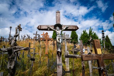 Haçlar Tepesi, çeşitli şekil ve boyutlarda 200.000 haçla kaplı eşsiz bir sakral alandır. Burası Papa 2. John Paul ve diğer inananların ziyaret ettiği hac ve namazın mekanıdır..