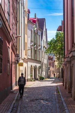 RIGA, LATVIA - 16 Haziran 2024: Eski şehir merkezi, Unesco Dünya Mirası sitesi.