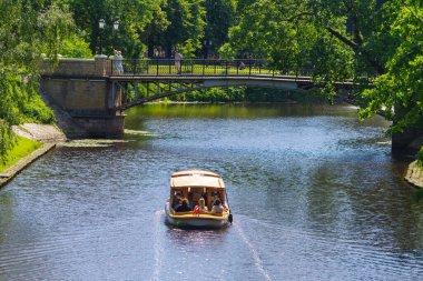 RIGA, LATVIA - 16 Haziran 2024: Başkentteki Pilsetas şehir kanalında turistlerle birlikte gezi teknesi