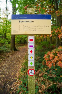 Hollanda 'daki doğa mülkünde bazı kuralları ve yürüyüş güzergahları olan bir kalkan.