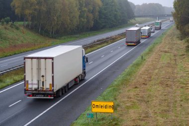 Hollanda 'da bir otoyolda dolambaçlı yol uyarısı.