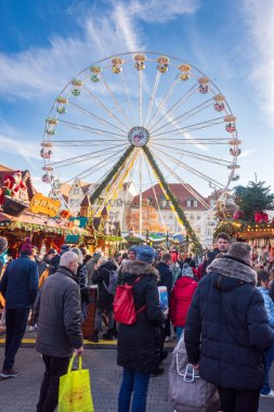 ERFURT, ALMANY - 30 Kasım 2024: Dom Meydanı 'ndaki yıllık Noel pazarını ziyaret eden bir sürü insan
