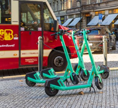 PRAG - 23 ARALIK 2024: Czech başkentinde renkli motosikletler ve scooterlar