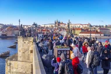 PRAG - 23 Aralık 2024: Aşırı kalabalık Charles Briç veya Karlov Most, şehrin bir numaralı turistik mekanı.