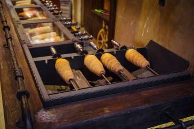 Trdelnik 'in yapımı, Prag sokaklarında geleneksel bir tatlı ekmek hamuru hamur işi.