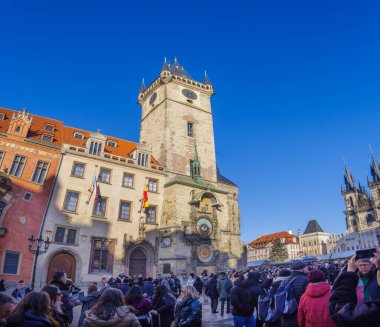 PRAG, CZECH CUMHURİYETİ - 23 ARALIK 2024: güneşli bir gün ve birçok insan Noel zamanı tarihi şehir merkezinde yürüyor.