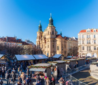 PRAG, CZECH CUMHURİYETİ - 23 ARALIK 2024: güneşli bir gün ve birçok insan Noel zamanı tarihi şehir merkezinde yürüyor.