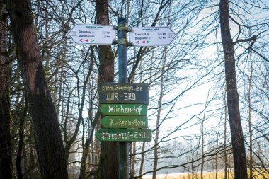 Eski Alman Demokratik Cumhuriyeti ile DDR sınırındaki orijinal yön işaretleri.
