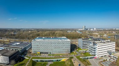 ZWOLLE, NETHERLANDS - 8 Mart 2025: Windesheim Koleji 'nin kampüsündeki modern bir binanın havadan görünüşü