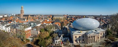 ZWOLLE, NETHERLANDS - 8 Mart 2025: De Fundatie Müzesinin havadan görünüşü. 1838 ile 1841 yılları arasında mimarı Eduard Hague Louis de Coninck tarafından tasarlanmış neoklasik tarzda inşa edilmiştir..